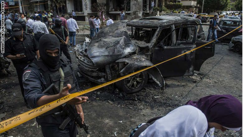 وفاة النائب العام المصري متأثرا بإصابته في تفجير استهدف موكبه بالقاهرة GettyImages-478969552