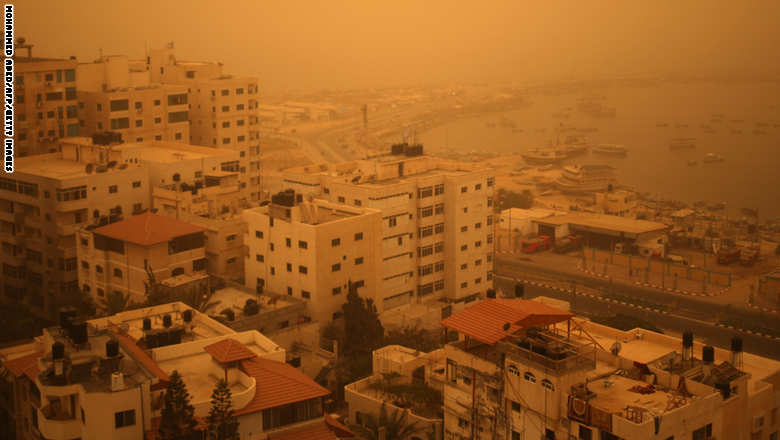 الواجهة البحرية في مدينة غزة أثناء سحابة كثيفة من الغبار في الأجواء