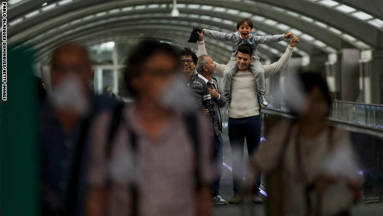 عرقلة لاجئ سوري من مصورة مجرية تنقله إلى تدريب كرة القدم في إسبانيا 