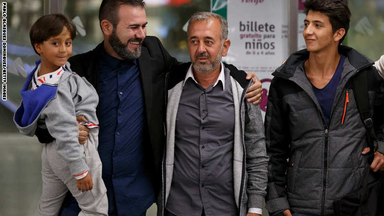 عرقلة لاجئ سوري من مصورة مجرية تنقله إلى تدريب كرة القدم في إسبانيا 