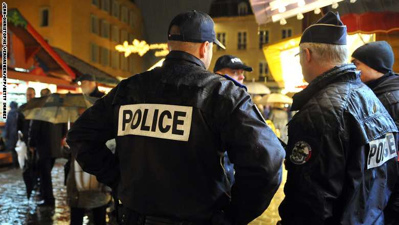 شرطة ألمانيا تحقق بصحة احتمال وجود صلاح عبدالسلام في ضاحية ألمانية.. وشرطة باريس تعيد فتح محطة مترو GettyImages-498177234