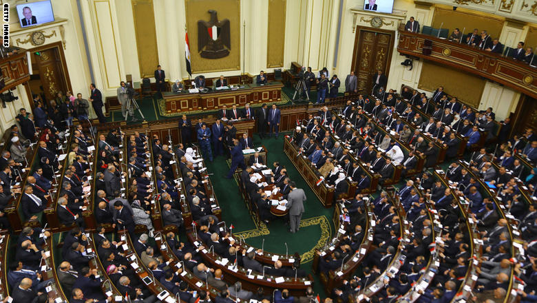 النيابة المصرية تحقق في اتهامات متبادلة بالاعتداء بين برلمانية وضابط شرطة