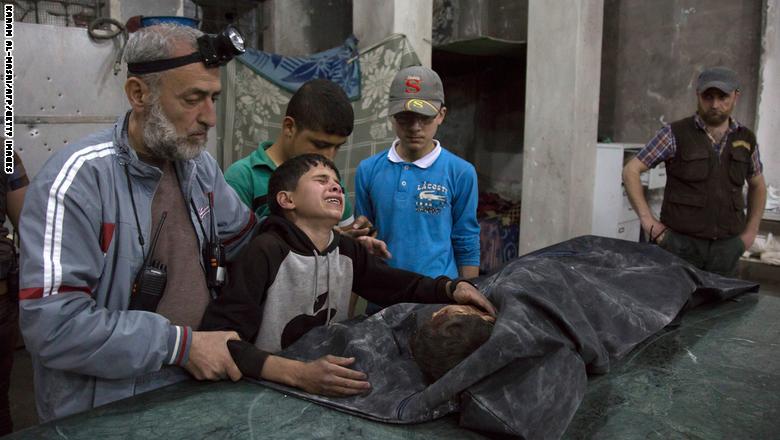 استهدفت غارات جوية، مساء الأربعاء، مستشفى "القدس" الميداني في حلب والمباني المحيطة بها في أحد المناطق التي تُسيطر عليها المعارضة، ما تسبب في مقتل 27 شخصا، بينهم ثلاثة أطفال وثلاثة أطباء، حسبما نقل المرصد السوري لحقوق الإنسان، الخميس.