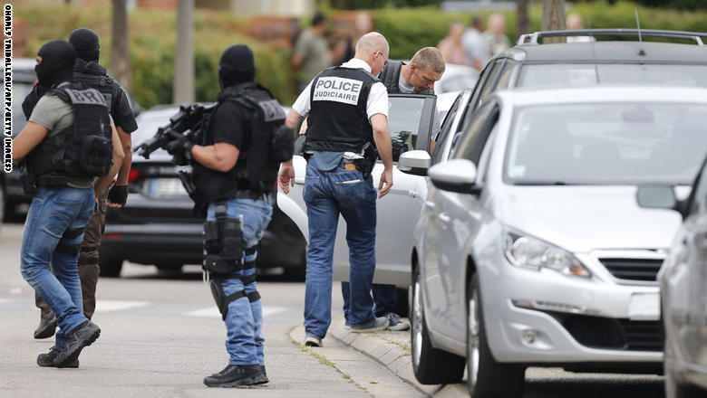 مقتل قس في هجوم شنه مسلحان "ينتميان لتنظيم الدولة" على كنيسة في فرنسا GettyImages-583523676_0