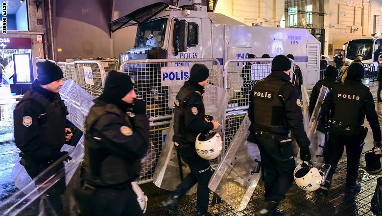 تركيا: اعتقال 12 شخصا على صلة بمنفذ اغتيال السفير الروسي