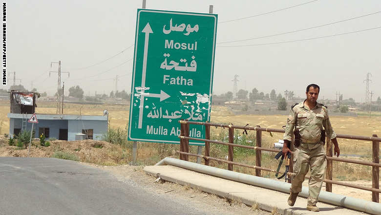 أحد جنود البشمركة العراقية يسير قرب حدود مدينة الموصل