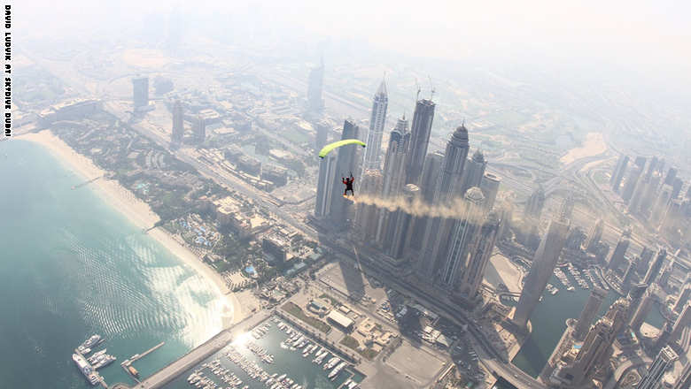 بالصور..دبي تحقق الرقم القياسي العالمي بالهبوط بأصغر مظلة