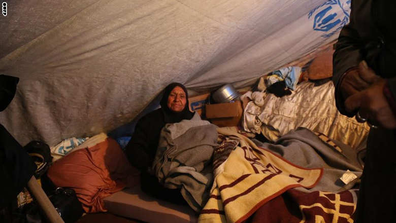 سوريون داخل خيمة للاجئين