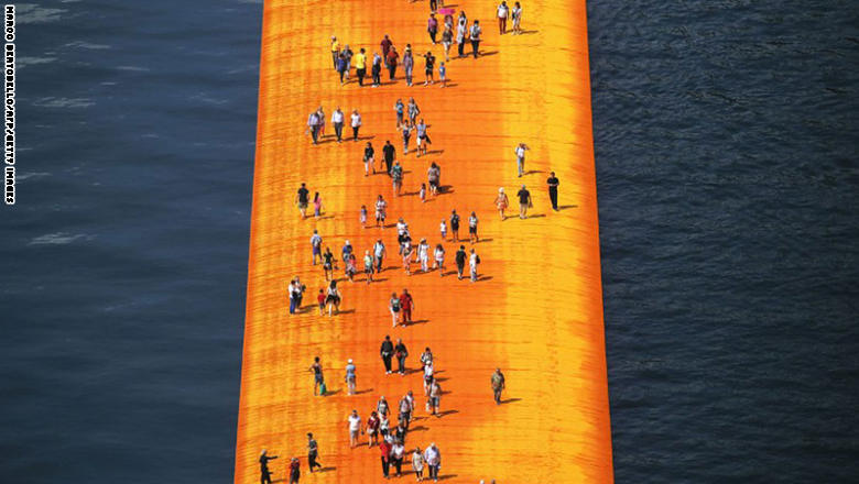 كيف يتمكن الآلاف من السير على سطح الماء في ايطاليا؟ 