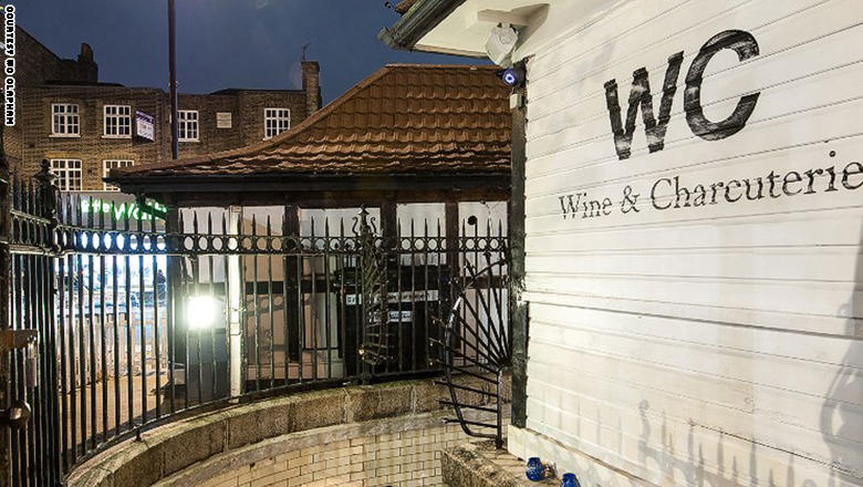 WC: Wine and Charcuterie قمة الإبداع أم قمة القرف؟ حمامات لندن العامة تتحول إلى...