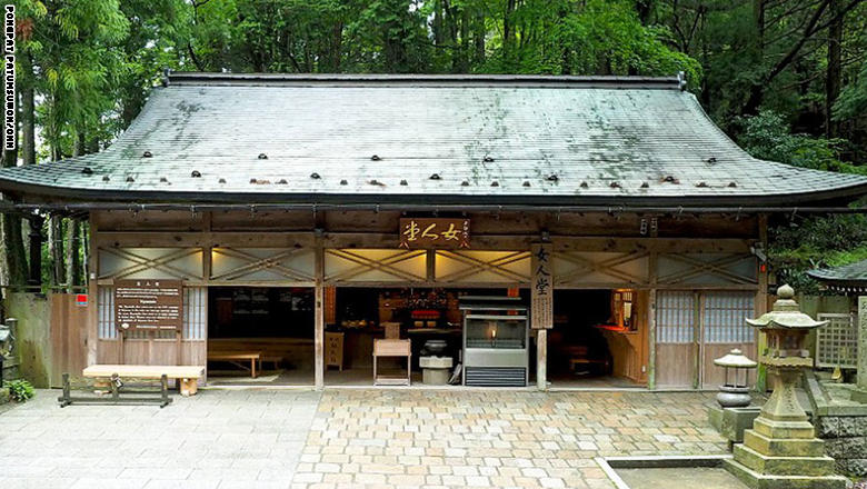 تعرّف إلى الديانة التي كانت محرمة على النساء 