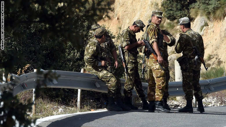 الجزائر : الجيش يحبط محاولة لـ"إغراق" البلاد بكمية من الأسلحة والمتفجرات Algeria.army__1
