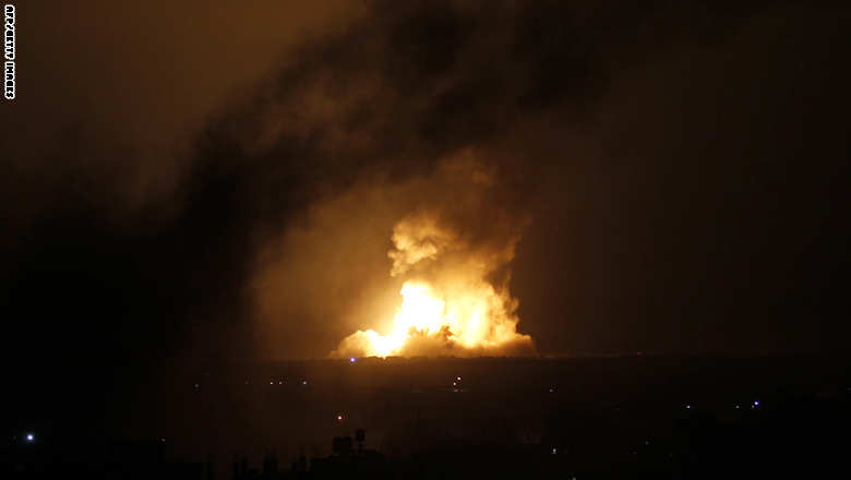 إسرائيل تنفذ 160 غارة على قطاع غزة وصواريخ فلسطينية لأول مرة باتجاه القدس وحيفا