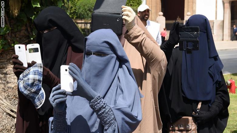 نشطاء يحتجون على حظر تجارة البرقع بالمغرب.. وآخرون يرحبون بالقرار