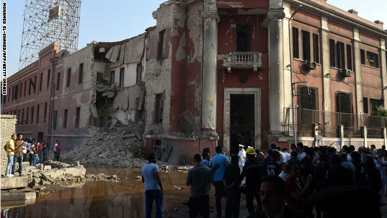 انفجار سيارة مفخخة قرب القنصلية الإيطالية بالقاهرة Cairo.bomb1_