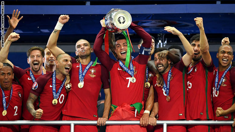 بالصور: رونالدو يمسح أحزان الماضي بلقب يورو 2016