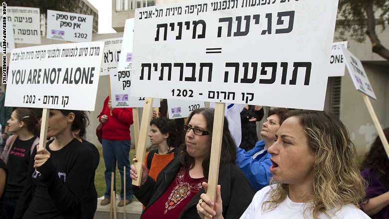أثار الرئيس الإسرائيلي الأسبق موتشيه كاتساف الرأي العالم في إسرائيل والعالم بسبب اتهامات له بالاغتصاب والتحرش الجنسي