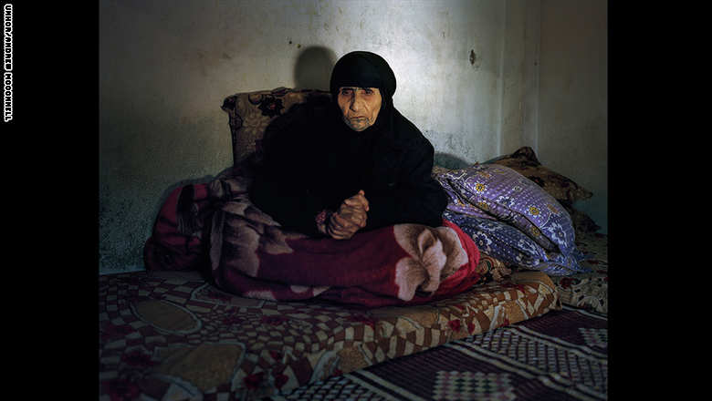 لقد تغير الكثير على "حمدة" التي تبلغ من العمر 106 أعوام في السنوات الـ45 التي مضت. فقد توفي زوجها وفقدت بصرها والآن هي لاجئة.