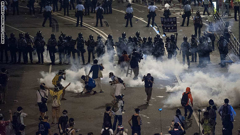 الشرطة أطلقت الغاز المسيل للدموع لتفريق المتظاهرين في هونغ كونغ