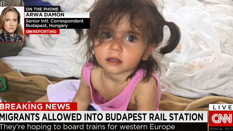 بالصور: مئات اللاجئين السوريين يتدفقون على محطة قطار بودابست بعد إغلاقها أمامهم لأيام