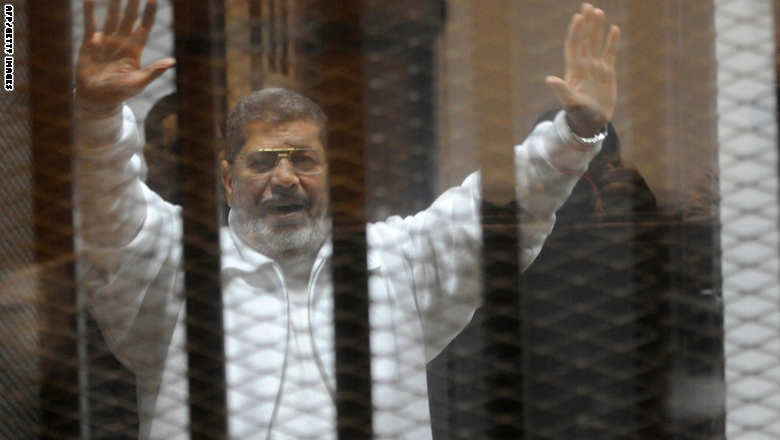 الحكم بالسجن 20 عاما بحق الرئيس المصري المعزول مرسي ومجموعة من قيادات الاخوان المسلمين Morsi_4