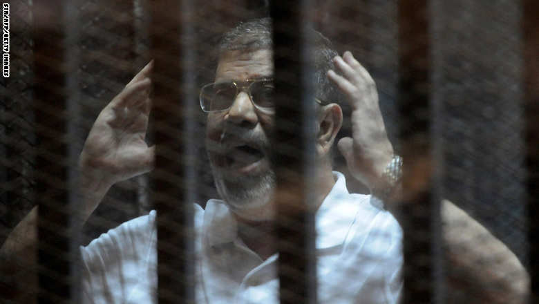 بالفيديو.. كلمة "أنت" تثير مشادة بين مرسي ورئيس محكمة "التخابر مع قطر"