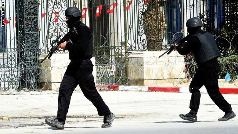 مصرع 12 رجل أمن وجرح آخرين في تفجير طال حافلة للأمن الرئاسي وسط العاصمة تونس Policetunisie_2