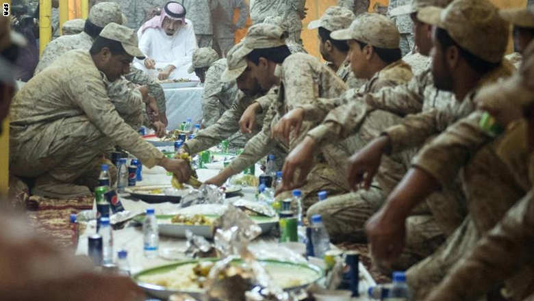  ولي العهد السعودي يزور قوات المملكة قرب حدود العراق: ضحيتم بالعيد لحماية البلاد Prince1