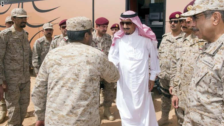  ولي العهد السعودي يزور قوات المملكة قرب حدود العراق: ضحيتم بالعيد لحماية البلاد Prince3_0