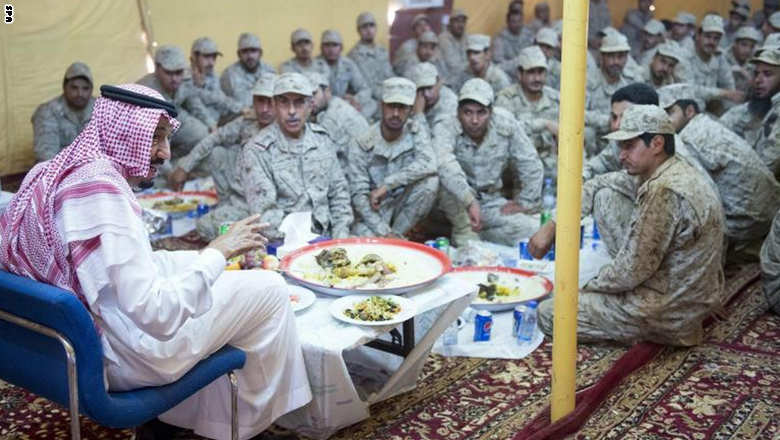  ولي العهد السعودي يزور قوات المملكة قرب حدود العراق: ضحيتم بالعيد لحماية البلاد Prince4