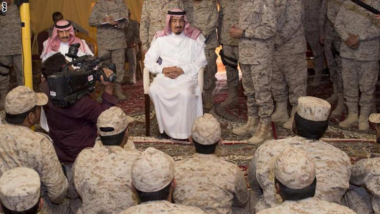 ولي العهد السعودي يزور قوات المملكة قرب حدود العراق: ضحيتم بالعيد لحماية البلاد Prince5