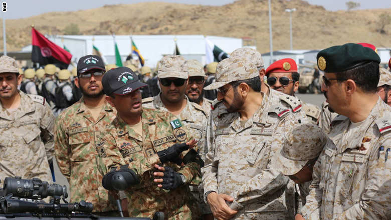 شاهد بالصور: قوات خاصة باكستانية تتدرب مع الوحدات السعودية على الحرب الجبلية في الطائف