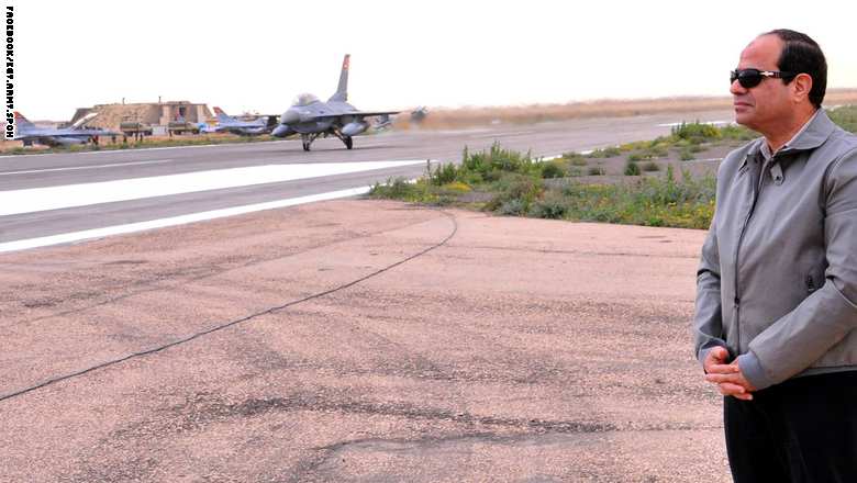 بالصور: الرئيس المصري عبد الفتاح السيسي يزور طياري "الضربة الجوية" ضد داعش  Sisi1_2