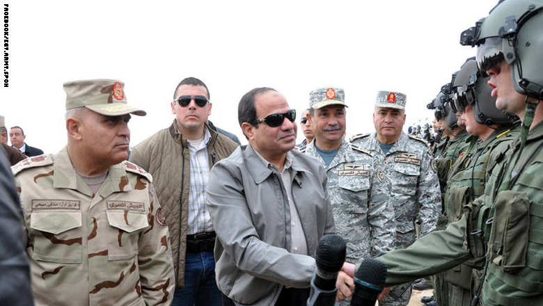 بالصور: الرئيس المصري عبد الفتاح السيسي يزور طياري "الضربة الجوية" ضد داعش  Sisi2_0