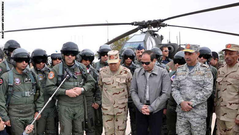 بالصور: الرئيس المصري عبد الفتاح السيسي يزور طياري "الضربة الجوية" ضد داعش  Sisi3_0