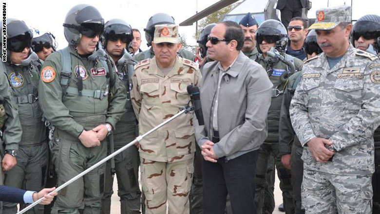بالصور: الرئيس المصري عبد الفتاح السيسي يزور طياري "الضربة الجوية" ضد داعش  Sisi4_0