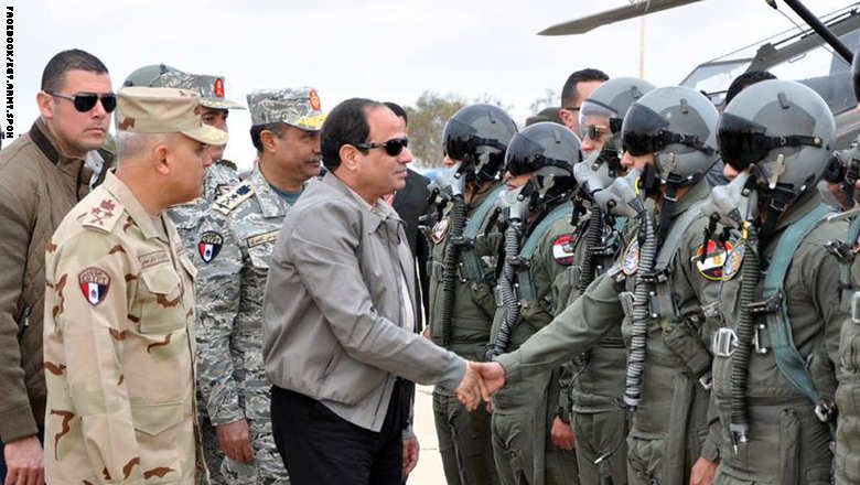 بالصور: الرئيس المصري عبد الفتاح السيسي يزور طياري "الضربة الجوية" ضد داعش  Sisi5
