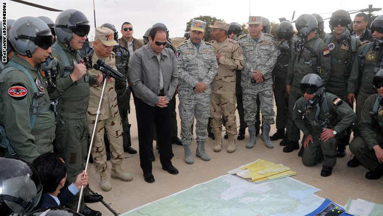السيسي يزور طياري "الضربة الجوية" ضد داعش ويتفقد المناطق الحدودية مع ليبيا