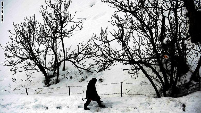 تهاطل الثلوج في تونس.. طرق مقطوعة وسكان محاصرون وآخرون يبيتون في العراء