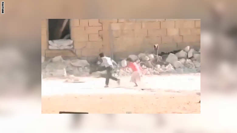 صورة مأخوذة من فيديو لطفل سوري يتحدى القناص وينقذ طفلة