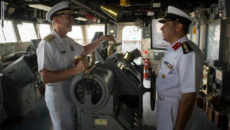 قائد البحرية الأمريكية يتفقد زوارق الصواريخ السريعة في مصر: جئت لبناء علاقة أقوى Us%20naval