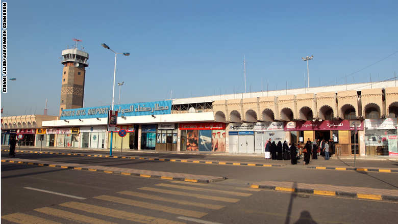 اليمن: القاعدة تتبنى استهداف مطار صنعاء وتنعي الذهب والبعداني
