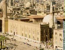 مسجد الحسين بالقاهرة الذي يحظى بمكانة كبيرة لدى المصريين.