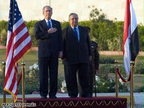 بوش وطالباني خلال مراسم الاستقبال للرئيس الأمريكي