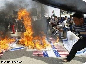 إحراق الأعلام الأمريكية خلال المظاهرة