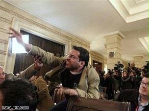 الصحفي العراقي يرمي بحذائه باتجاه بوش