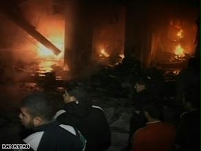 رجال الإطفال يحاولون إخماد حريق في مبنى بالجامعة الإسلامية