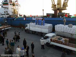 السفينة الليبية خلال تحميلها بالمساعدات