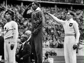 هذا واحد من أساطير الرياضة في العالم على مدى الدهر: في دورة 1936 في بريلن قهر العداء الأمريكي جيسي أونز الزعيم النازي أدولف هتلر الذي رفض مصافحته وتقليده الميداليات الذهبية التي أحرزها لأنه أسود