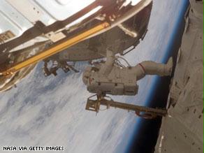 طاقم المحطة قام بتركيب أجهزة للتجارب العلمية في الفضاء الخارجي